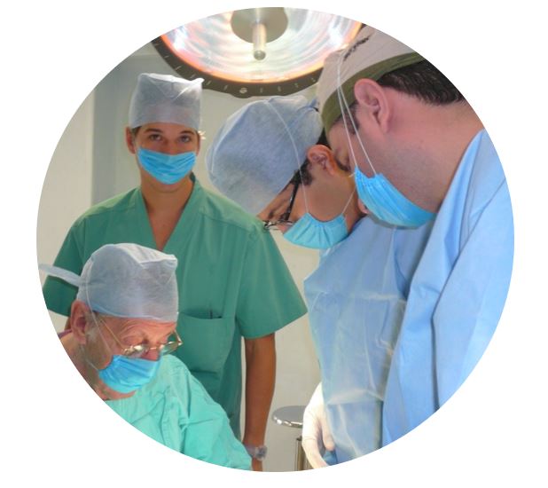 El Doctor Macía Colón operando con otros cirujanos