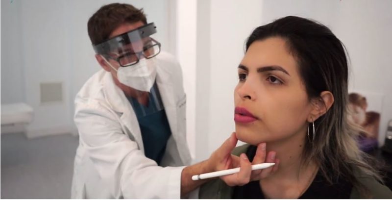 Dr. Macía Colón con paciente de feminización facial