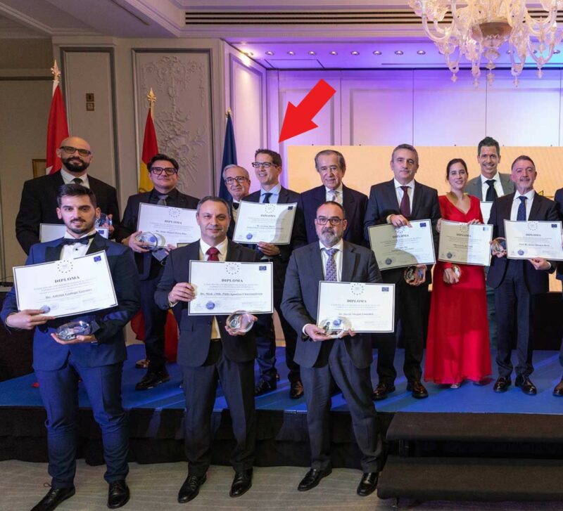 Dr. Macía con el grupo de doctores galardonados en los premios Pasteur