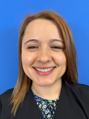 Fotografía de frente sonriendo para valoración de rinpolastia por el Doctor Macía