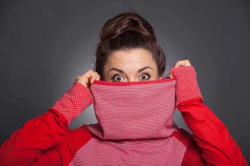 Mujer ocultando su nariz por complejo