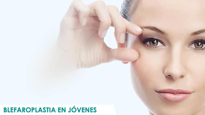 Mujer joven mostrando en qué consiste una blefaroplastia