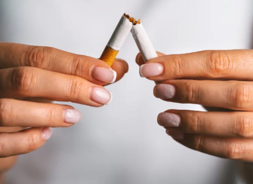 ¿Es seguro fumar después de la cirugía de rinoplastia? Si es fumador, el tiempo de espera para recoger su próximo cigarrillo después de la cirugía facial puede ser bastante difícil.