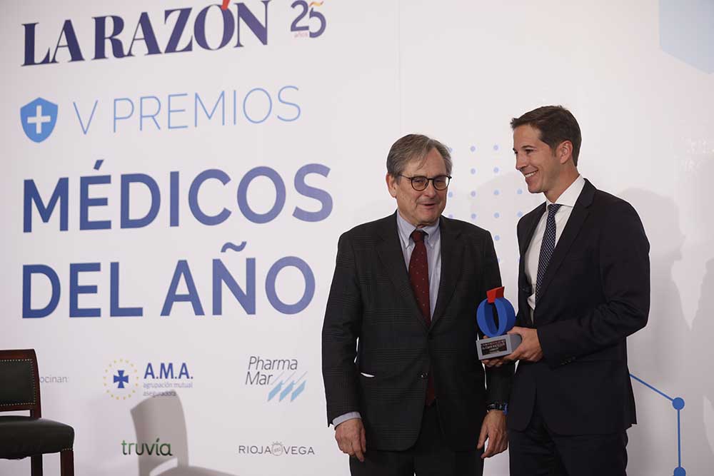 Dr. Macía recibe el Premio Médico Del Año En Rinoplastia por la Razón